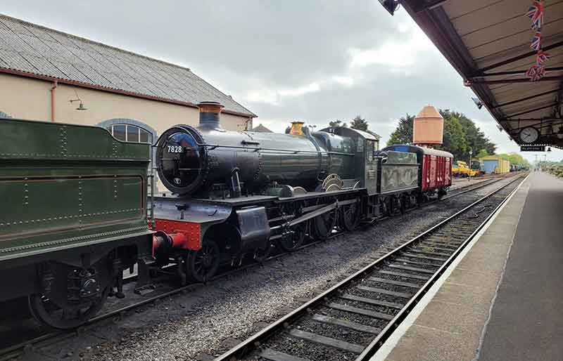 7828 steam locomotive at the platform.