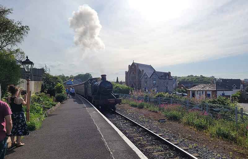 9155 steam locomotive at the platform.
